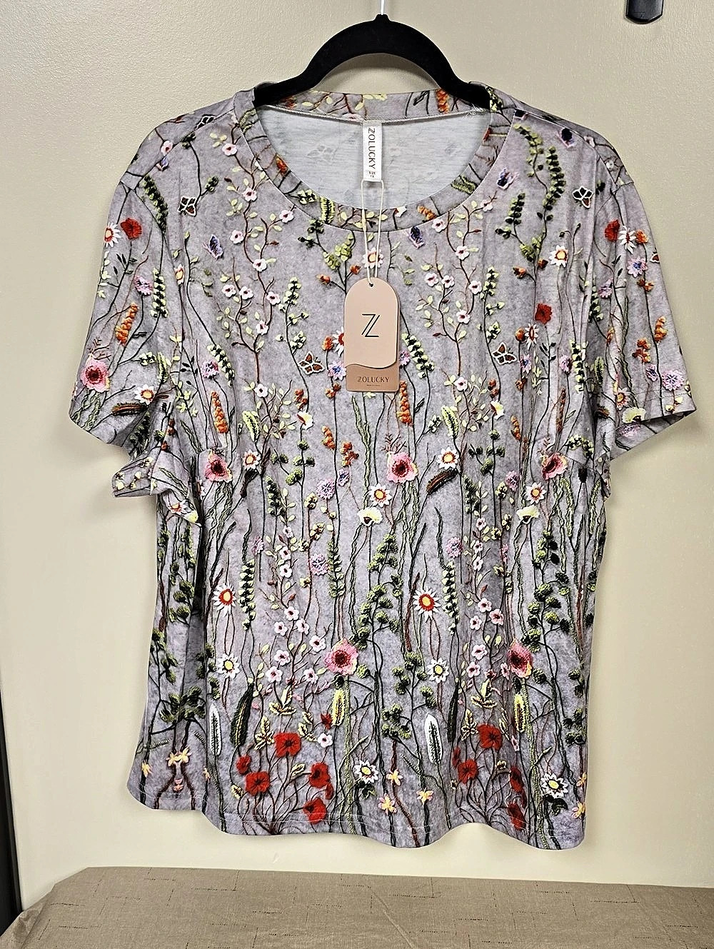 ZOLUCKY Floral Short Sleeve Top Gray 1X NWT